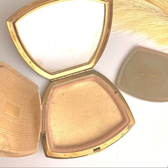 Vintage Elgin American Gold Etched Powder Compact - Picture 4 of 7